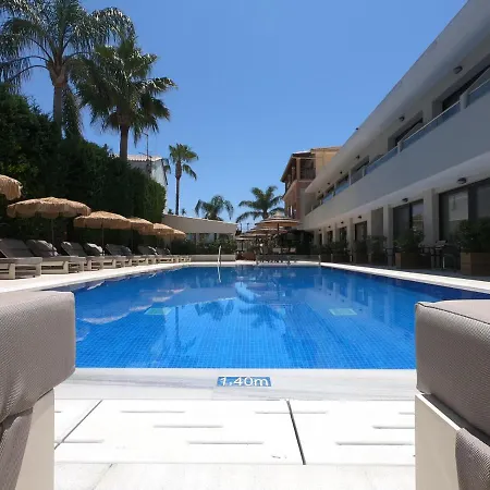Paradise & Bar Lejlighedshotel Plános