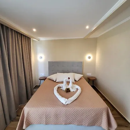 Lejlighedshotel Paradise & Bar 3*