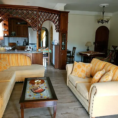 Lejlighedshotel Paradise & Bar